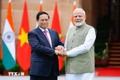 Indian Prime Minister Narendra Modi (R) meets Prime Minister Pham Minh Chinh (Photo: VNA)