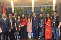 Deputy Foreign Minister and Chairwoman of the State Committee for Overseas Vietnamese Affairs (COVA) Le Thi Thu Hang (5th from left) , and OVs in Canada pose for a group photo. (Photo: VNA)