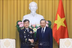 General Secretary of the Communist Party of Vietnam Central Committee, State President To Lam (R) and Commissioner General of the Korea Coast Guard Kim Jong-uk (Photo: VNA)
