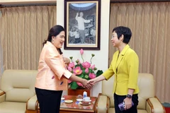 VNA General Director Vu Viet Trang (R) and PRD Director General Sudruetai Lertkasem (Photo: VNA)