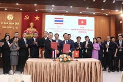 An overview of the signing cooperation plan for the 2025-2030 period between the central province of Quang Tri and Thailand’s Mukdahan province (Photo: VNA)