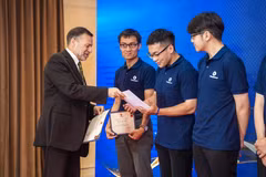 Individuals receive scholarships at the award ceremony. (Photo: VietnamPlus)