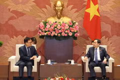 National Assembly (NA) Chairman Tran Thanh Man (right) on August 5 receives Ambassador of the Republic of Korea (RoK) to Vietnam Choi Young-sam. (Photo: VNA)