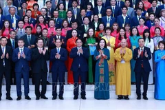 PM Pham Minh Chinh and overseas Vietnamese returning home for the Fourth World Conference of the OVs (Photo: VNA)