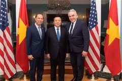 Politburo member, Director of the Ho Chi Minh National Academy of Politics and Chairman of the Central Theory Council Nguyen Xuan Thang Thang (centre) and Vietnamese Ambassador to the US Nguyen Quoc Dung (left) at a meeting with Deputy Secretary of State Kurt Campbell (Photo: VNA)