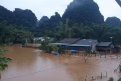 Houses in Tra Linh town, Cao Bang province's Trung Khanh district are inundated on August 11. (Photo: VNA)