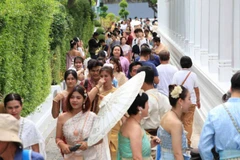 Tourists visit the Temple of Dawn in Bangkok. (Photo: Bangkokpost)