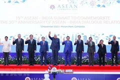 PM attends ASEAN summits with partners in Phnom Penh