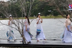 Ao dai fashion show on lake impresses spectators