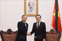 Deputy Prime Minister Tran Luu Quang (R) and Singaporean counterpart Gan Kim Yong at their meeting in Hanoi on July 25 (Photo: VNA)