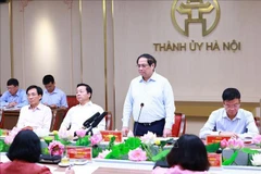 PM Pham Minh Chinh (standing) speaks at the working session with the standing board of Hanoi Party Committee (Photo: VNA)