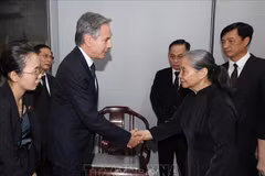 US Secretary of State Antony Blinken expresses condolences to Party General Secretary Nguyen Phu Trong's spouse Madam Ngo Thi Man (right) (Photo: VNA)