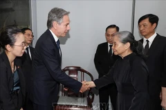 US Secretary of State Antony Blinken expresses condolences to Party General Secretary Nguyen Phu Trong's spouse Madam Ngo Thi Man (right) (Photo: VNA)