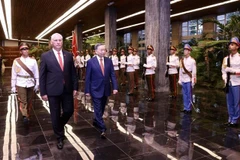 General Secretary of the Communist Party of Vietnam and President of Vietnam To Lam and First Secretary of the Communist Party of Cuba Central Committee and President of Cuba Miguel Diaz Canel Bermudez review the guards of honour (Photo: VNA)