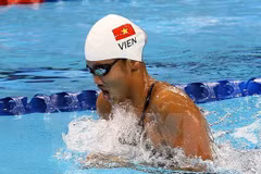 Swimmer pockets historic medal at Moscow competition