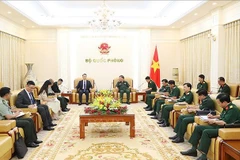 Deputy Minister of National Defence Sen. Lt. Gen. Hoang Xuan Chien (right) receives Counsellor for police affairs at the Chinese Embassy in Vietnam Wang Ben on May 29. (Photo: VNA)