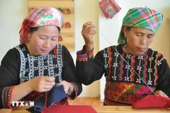 Xa Pho ethnic women work on brocade products in Nam Sai commune of Sa Pa township, Lao Cai province. (Photo: VNA)