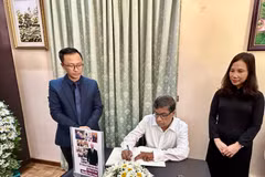 G. Weerasinghe, General Secretary of the Communist Party of Sri Lanka, writes the book of condolences at the respect-paying ceremony held by the Vietnamese Embassy in Sri Lanka on July 25. (Photo: VNA)