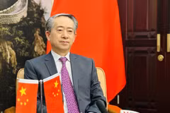 Chinese Ambassador to Vietnam Xiong Bo in an interview granted to the press. (Photo: VNA)