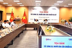 The VietNamNet online newspaper co-ordinated with the Vietnam Telecommunications Authority (VNTA) under the Ministry of Information and Communications to organise a discussion on turning off 2G waves on July 18. (Photo: nld.com.vn)