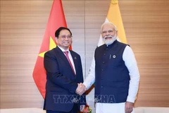 PM Pham Minh Chinh (left) and his Indian counterpart Narendra Modi meets at the expanded G7 Summit in Hiroshima, Japan, on May 20, 2023. (Photo: VNA)