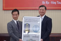 Mayor of Izumiotsu city Minamide Kenichi (left) presents a souvenir marking the 10th anniversary of the two localities' relations to Vice Chairman of the Ba Ria - Vung Tau People’s Committee Nguyen Cong Vinh at the meeting on May 21. (Photo: VNA)