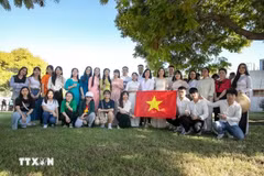 Vietnamese students pose for a group photo at the graduation ceremony on August 29. (Photo: VNA)