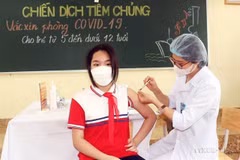 A student receives a COVID-19 vaccine shot in Quang Ninh province. (Photo: VNA)