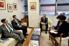 Ambassador Dang Hoang Giang (second, left), Permanent Representative of Vietnam to the UN, meets with Vladimir Jares (second, right), Director of the UN Division for Ocean Affairs and the Law of the Sea, in New York. (Photo: VNA)