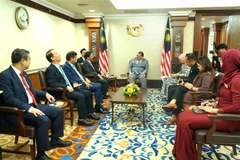 At the meeting between NA Vice Chairman Nguyen Khac Dinh and Speaker of the Malaysian House of Representatives Johari Bin Abdul in Kuala Lumpur on August 9 (Photo: VNA)