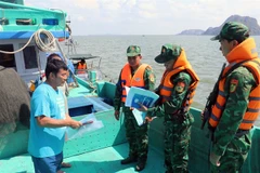 Hon Chong port border guards inspect a fishing vessel off the coast of Kien Giang province. (Photo: VNA)