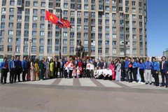 Representatives of the Vietnamese community in Russia and officials of St. Petersburg pose for a group photo in front of the monument to President Ho Chi Minh in the city on May 19. (Photo: VNA)
