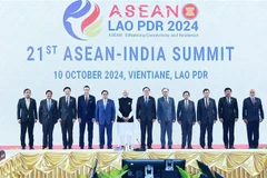 Vietnamese PM Pham Minh Chinh (fifth from left), leaders of other ASEAN countries, and Indian PM Narendra Modi (sixth from left) pose for a group photo at the 21st ASEAN - India Summit in Vientiane on October 10. (Photo: VNA)