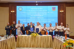 The MoU signing ceremony between the Vietnam Coast Guard and the Thailand Maritime Enforcement Command Centre in Hanoi on August 29. (Photo: qdnd.vn)