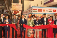 Delegates cut the ribbon to open the Vietnamese pavilion at the Uttar Pradesh International Trade Show 2024. (Photo: VNA)