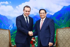 PM Pham Minh Chinh (right) receives French Minister of the Armed Forces Sebastien Lecornu in Hanoi on May 6. (Photo: VNA)