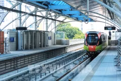 The elevated section of the Nhon - Hanoi Station urban railway line is funded through foreign official development assistance (ODA). (Photo: VNA)