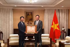 Vietnamese Ambassador to Japan Pham Quang Hieu (right) presents Prime Minister Pham Minh Chinh's Certificate of merit to Yoichiro Aoyagi, a member of the Japanese House of Representatives, for his contributions to Vietnam-Japan relations. (Photo: VNA)