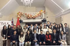 Participants in the 10th Congress of the Vietnamese Student Association in the UK pose for a group photo. (Photo: VNA)