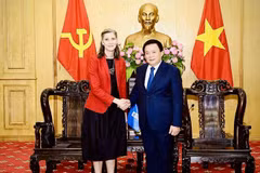 Prof. Dr. Nguyen Xuan Thang (right), Politburo member, Director of the Ho Chi Minh National Academy of Politics, and Chairman of the Central Theoretical Council, receives Resident Representative of the UN Development Programme (UNDP) in Vietnam Ramla Khalidi in Hanoi on October 17. (Photo: VNA)