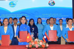 Representatives of the women's unions of Dien Bien province and the three Lao provinces sign an MoU for 2024 - 2026. (Photo: VNA)