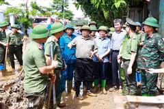 PM Pham Minh Chinh examines the settlement of downpour and flooding consequences in Yen Bai city, Yen Bai province, on September 12. (Photo: VNA)