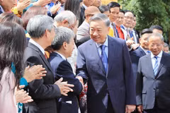 Party General Secretary and State President To Lam meets representatives of Vietnamese small and medium enterprises in Hanoi on August 22. (Photo: VNA)