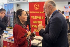 Tran Thu Quynh (left), trade counsellor of Vietnam in Canada, talks to Aref Salem, a Montreal City Councilor for Saint Laurent district, at the 2024 MIBIExpo. (Photo: VNA)