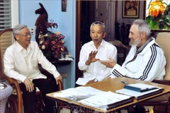 Party General Secretary Nguyen Phu Trong (left) meets with Cuban leader Fidel Castro (right) on April 11, 2012 during his official visit to the Caribbean country. (Source: VNA)