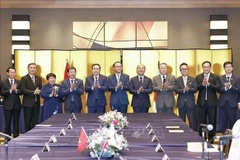 NA Chairman Tran Thanh Man (fifth from left), Governor of Nagasaki prefecture Oishi Kengo (sixth from left), Mayor of Nagasaki city Suzuki Shiro (seventh from left), and other officials at the meeting on December 6 (Photo: VNA)