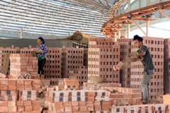 Bricks produced at Vien Chau Construction Material Production Joint Stock Company. Prime Minister Pham Minh Chinh has issued a directive on solutions to promote production and consumption of building materials. (Photo: VNA) 