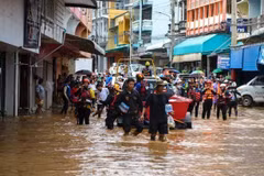 Rescuers help residents in an area hit by Typhoon Yagi-triggered flooding in Mae Sai town of Chiang Rai province, Thailand, on September 11, 2024. (Photo: Reuters/VNA)