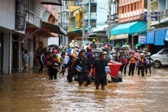 Rescuers help residents in an area hit by Typhoon Yagi-triggered flooding in Mae Sai town of Chiang Rai province, Thailand, on September 11, 2024. (Photo: Reuters/VNA)