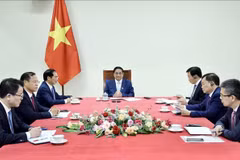 PM Pham Minh Chinh holds phone talks with his Singaporean counterpart Lawrence Wong on May 29. (Photo: VNA)